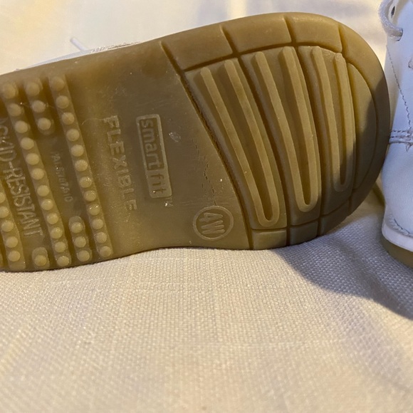 Vintage white lace up toddler shoes,  pre-owned, size 4W - Picture 3 of 3